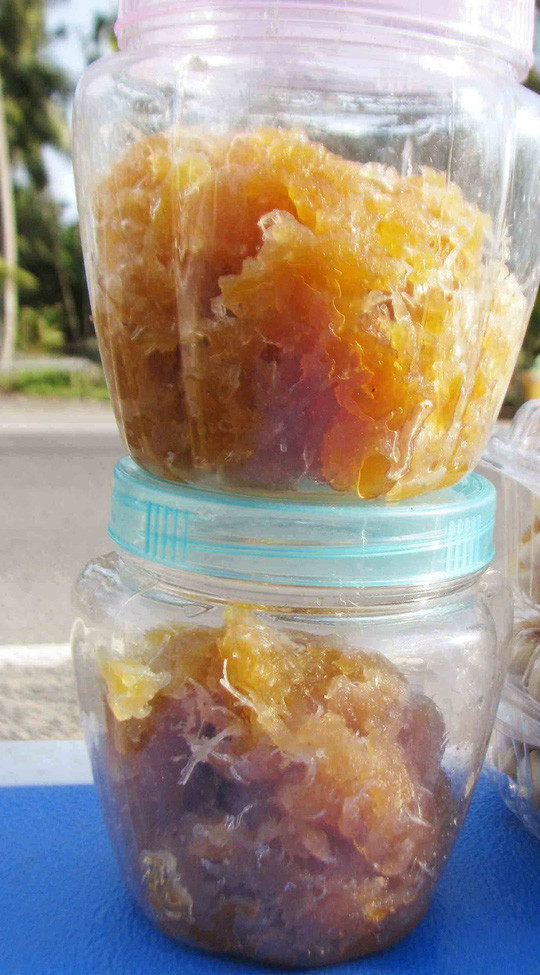 Trung bình mỗi trái khóm bán cho thương lái từ 5.000 - 7.000 đồng, nhưng khi chế biến thành mứt, bánh có giá từ 230.000 - 250.000 đồng/kg, tính ra lời gấp 3 - 4 lần. Ảnh: NLĐ.