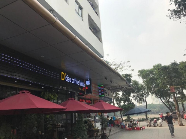 Trước khi con rắn rơi xuống đất, nhiều người nghe thấy tiếng động mạnh ở phần mái tầng 1.