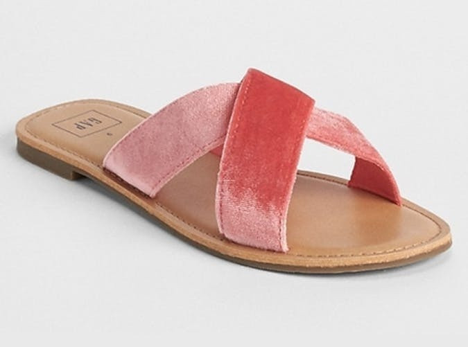 Được làm chất liệu nhung êm ái cùng phom dáng điệu đà, đôi dép lê này chắc chắn sẽ đốn tim những cô nàng nữ tính.