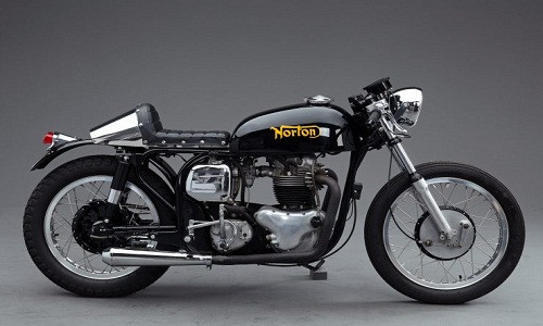  Norton Atlas lần đầu ra mắt vào năm 1962 nhằm thay thế cho mẫu xe tiền nhiệm Norton Dominator. Vào thời điểm đó, các nhà sản xuất môtô xe máy tại Anh đều nhắm tới thị trường Mỹ khổng lồ, điển hình là nhờ sức mạnh và tốc độ của các hãng xe nay rất được người tiêu dùng xứ cờ hoa ưa chuộng.