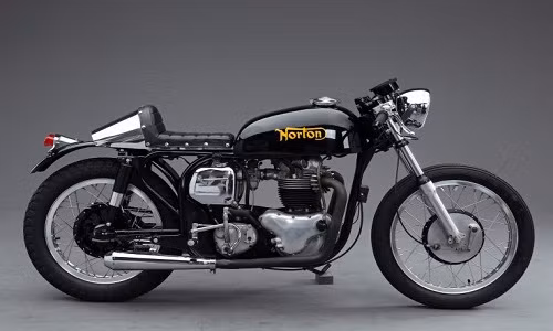  Norton Atlas lần đầu ra mắt vào năm 1962 nhằm thay thế cho mẫu xe tiền nhiệm Norton Dominator. Vào thời điểm đó, các nhà sản xuất môtô xe máy tại Anh đều nhắm tới thị trường Mỹ khổng lồ, điển hình là nhờ sức mạnh và tốc độ của các hãng xe nay rất được người tiêu dùng xứ cờ hoa ưa chuộng.