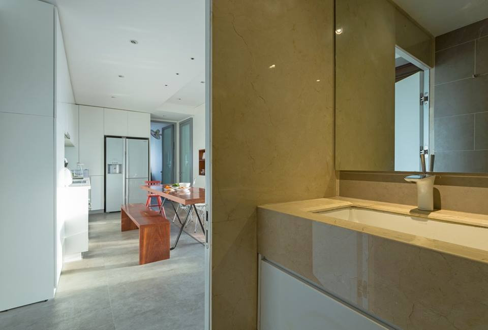 Có 2 phòng tắm trong căn hộ hiện đại. 