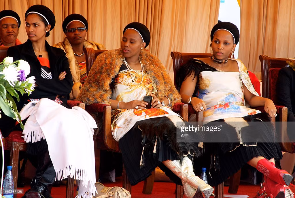 Dù có nhiều thê thiếp trẻ trung, thuộc hàng tuyệt sắc giai nhân ở Swaziland nhưng nhà vua này vẫn không ngừng tuyển trinh nữ hàng năm.