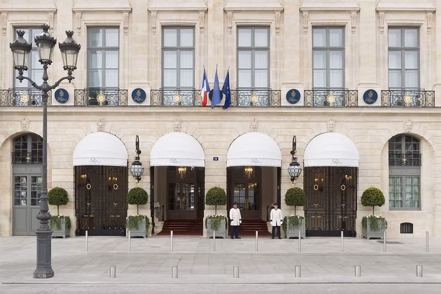 Nằm ở số 15, quảng trường Vendôme, Ritz Paris là một khách sạn nổi tiếng và đặc biệt sang trọng ở Paris.