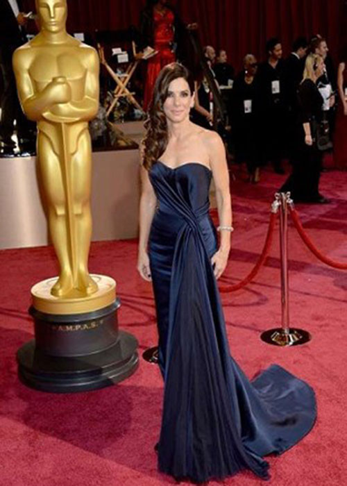 40.000 USD (hơn 900 triệu đồng) là giá trị của bộ đầm lụa xanh thẫm của thương hiệu Alexander McQueen mà Sandra Bullock chưng diện trên thảm đỏ Oscar 2014.