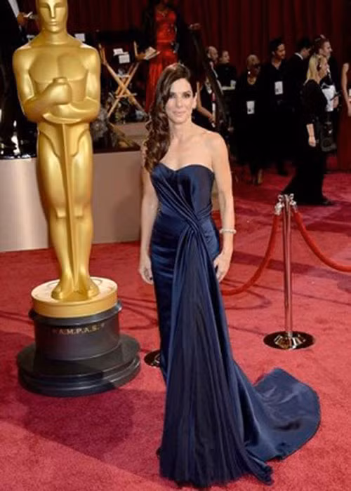 40.000 USD (hơn 900 triệu đồng) là giá trị của bộ đầm lụa xanh thẫm của thương hiệu Alexander McQueen mà Sandra Bullock chưng diện trên thảm đỏ Oscar 2014.