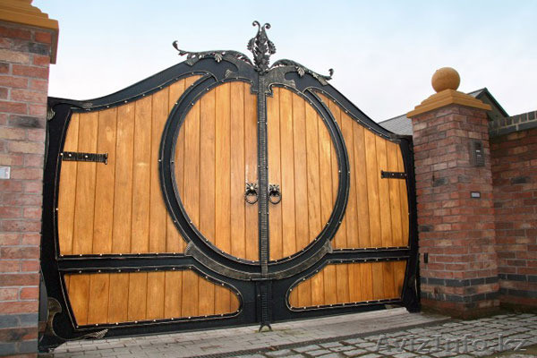 Đây là mẫu cổng điển hình cho sự kết hơp giữa gỗ và kim loại. Ảnh: Skyhome.