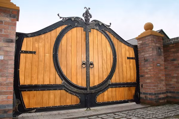 Đây là mẫu cổng điển hình cho sự kết hơp giữa gỗ và kim loại. Ảnh: Skyhome.