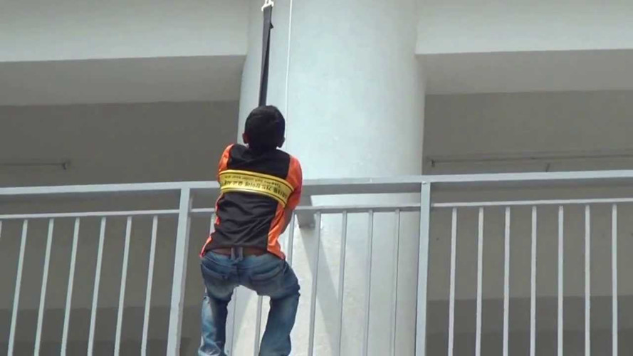 Dây thoát hiểm vận hành đơn giản nên phù hợp với cả người già, trẻ em, người bệnh...Ảnh: Youtube.