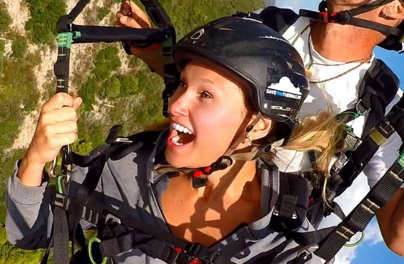 Nữ phi công trẻ không ngại tham gia vào các trò chơi mạo hiểm. Ảnh: BI.