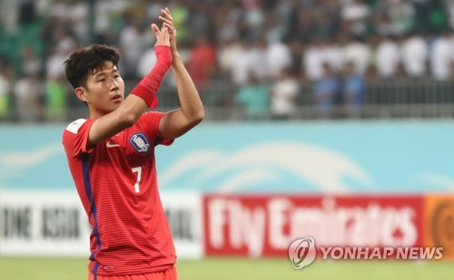 Son Heung-min là cầu thủ châu Á đắt giá nhất trong lịch sử bóng đá thế giới sau khi chuyển đến thi đấu cho đội tuyển Tottenham Hospur ở giải ngoại hạng Anh khi giá chuyển nhượng lên tới 21,9 triệu USD.