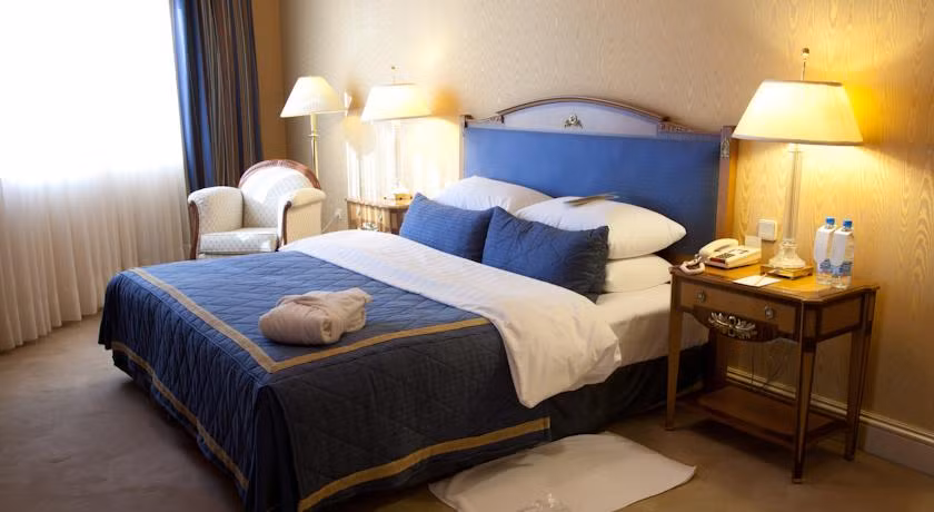 Các phòng đều có cửa sổ lớn thoáng mát, cho du khách ngắm cảnh thành phố. Ảnh: Turan-travel.