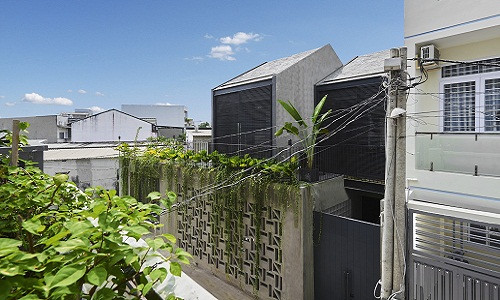 Nằm trên khu đất 200 m2 ở quận 9 (TP HCM), ngôi nhà phố mang nét đẹp thân thuộc của làng quê là công trình thiết kế của đội ngũ KTS N+ Architects.