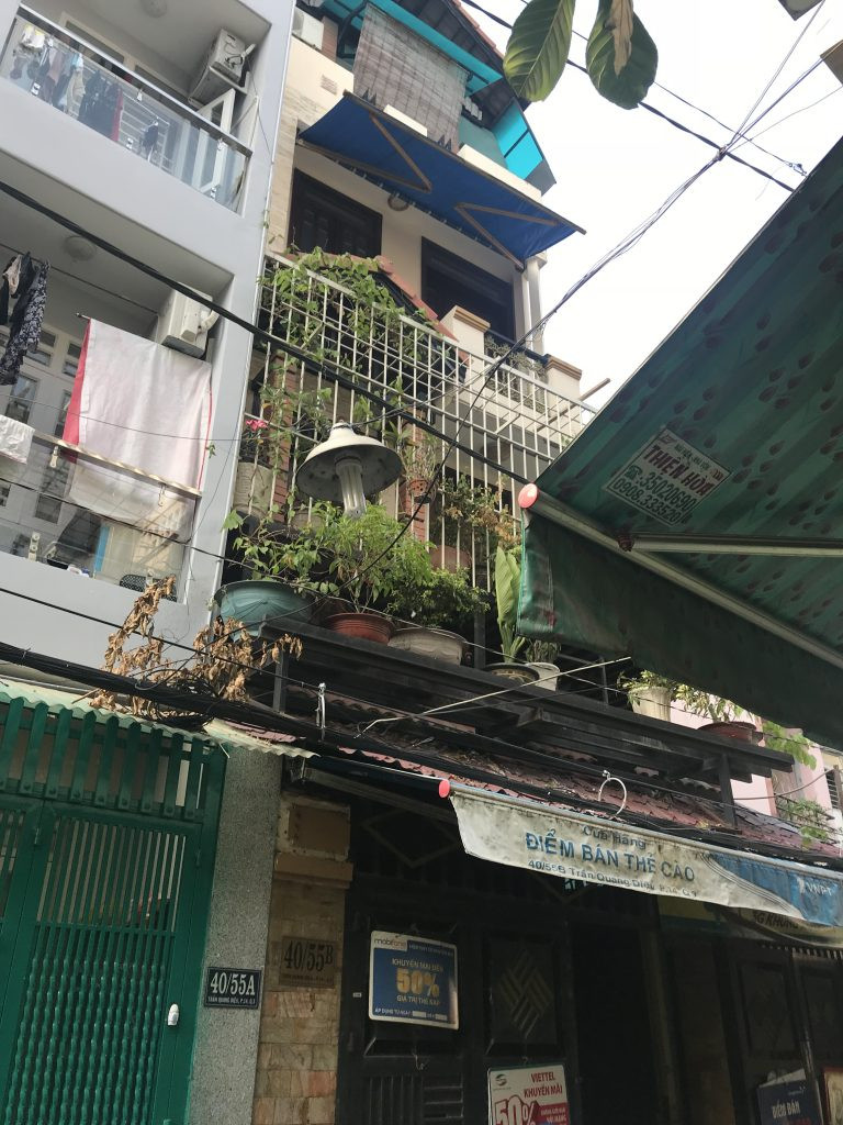 Ngôi nhà ống (quận 3, TP HCM) cũ, bí bách và xuống cấp nhiều sau một thời gian sử dụng.