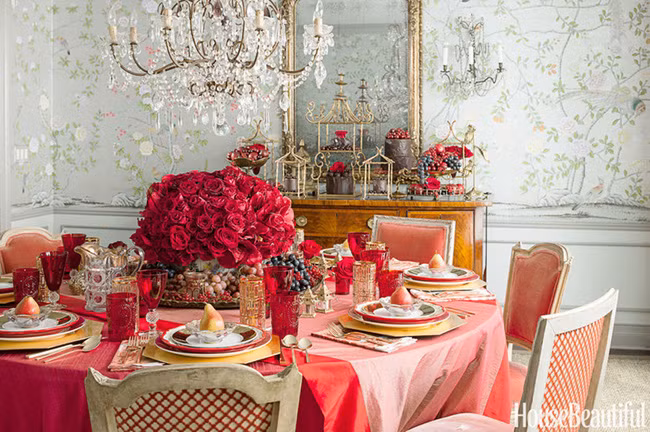 Một bó hoa lớn màu đỏ giúp không khí bàn tiệc vui vẻ hơn.