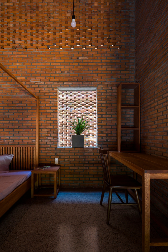 Góc làm việc nhỏ bố trí cạnh phòng ngủ.