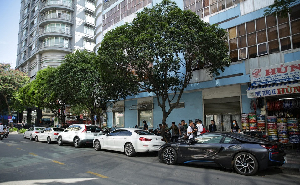 Ngoài xe hoa, lễ rước dâu còn tập hợp một dàn siêu xe sang trọng. Ảnh: Zing.