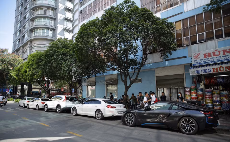 Ngoài xe hoa, lễ rước dâu còn tập hợp một dàn siêu xe sang trọng. Ảnh: Zing.