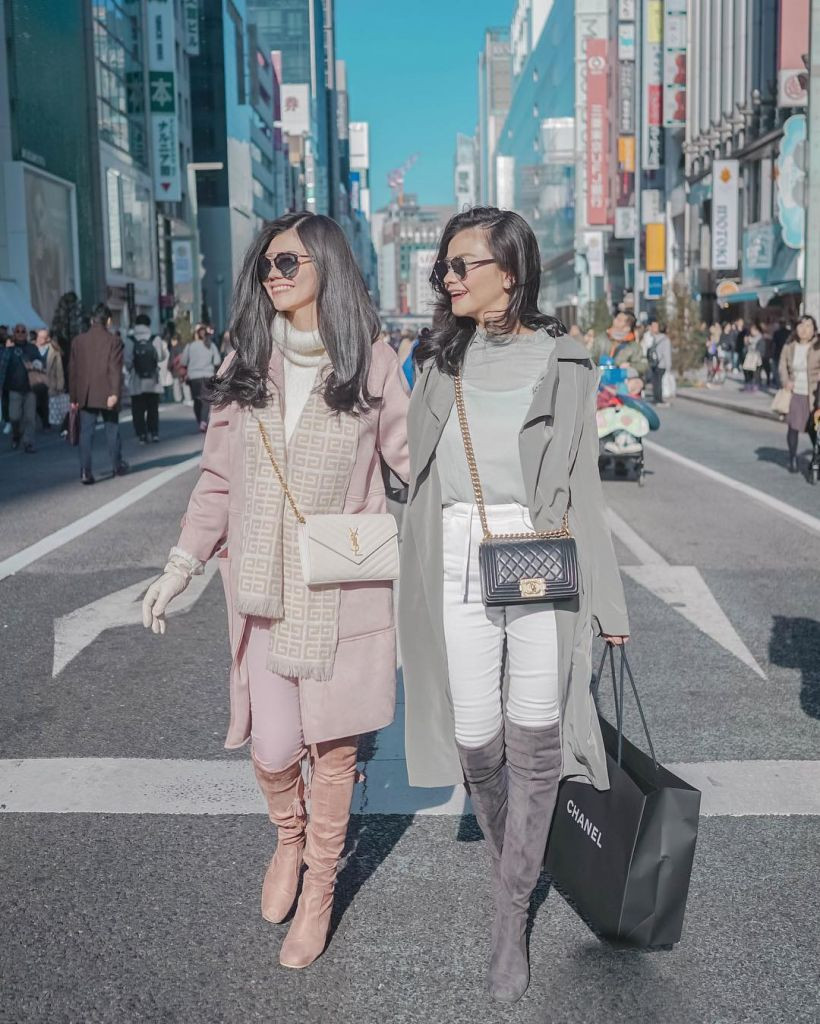 Ngoài ra, hai chị em còn sở hữu những túi xách hàng hiệu thuộc hàng đắt đỏ bậc nhất thế giới.