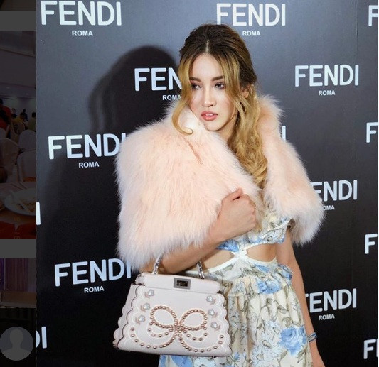 Trên Facebook và Instagram cá nhân, Ann Louie Li thường xuyên khoe những chuyến du lịch xa xỉ và bộ sưu tập hàng hiệu đắt tiền.