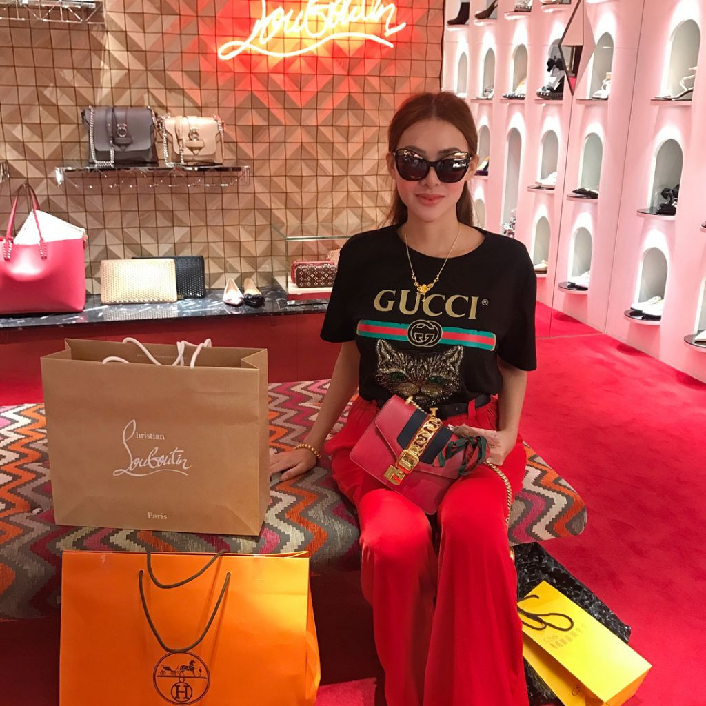 Bộ sưu tập túi và giày hiệu đồ sộ, được trưng bày trong những chiếc tủ kính sang trọng chẳng kém gì ngoài các trung tâm thương mại lớn.