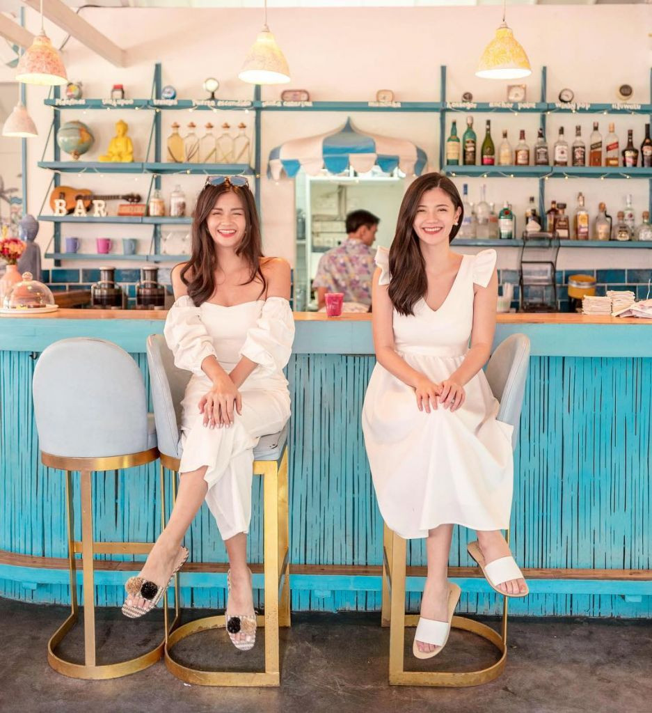 Hai chị em người Philippines Vern và Verniece được biết đến với những bức ảnh sang chảnh khi du lịch khắp nơi trên thế giới.