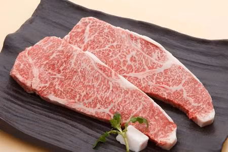 Đặc trưng của loại thịt bò Wagyu Nhật Bản là vân mỡ trắng phân bố xen kẽ các thớ thịt đỏ với tỷ lệ tương đồng. Ảnh: Gofood.