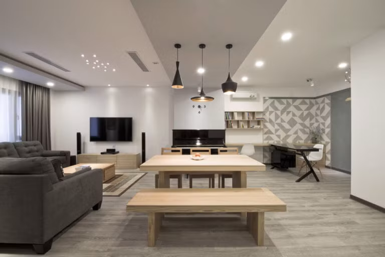 Phòng khách liền kề phòng ăn và phòng làm việc để bố mẹ, con cái dễ dàng quan sát lẫn nhau.