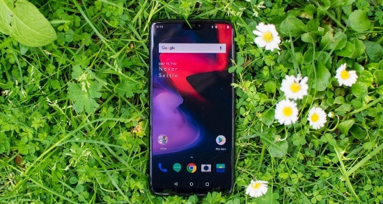 Máy được cài sẵn Android 8.1 Oreo mới nhất với giao diện OxygenOS của OnePlus và đi kèm các tính năng quen thuộc như Reading Mode, Gaming Mode, mở khóa bằng khuôn mặt Face Unlock cũng như hỗ trợ nhiều thao tác cử chỉ mới vô cùng thuận tiện như: Vuốt từ dưới màn hình lên trên để về màn hình chủ, vuốt lên và giữ để truy cập các ứng dụng vừa mở ...