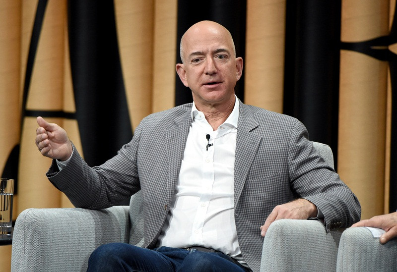 Jeff Bezos chính thức vượt Bill Gates để giành vị trí giàu nhất thế giới từ tháng 10/2010. Khối tài sản của ông chủ yếu đến từ cổ phiếu Amazon. Ảnh: Fortune.