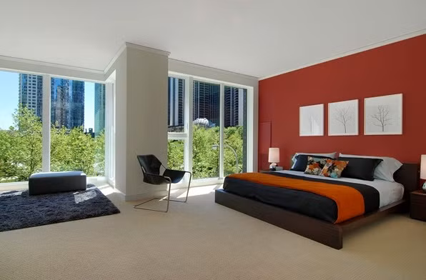 Bức tranh nền trắng đơn giản nhưng có tác dụng làm nổi bật bức tường màu đỏ.