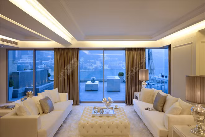 Từ phòng khách có thể nhìn bao quát trọn vẹn càng biển Hong Kong.