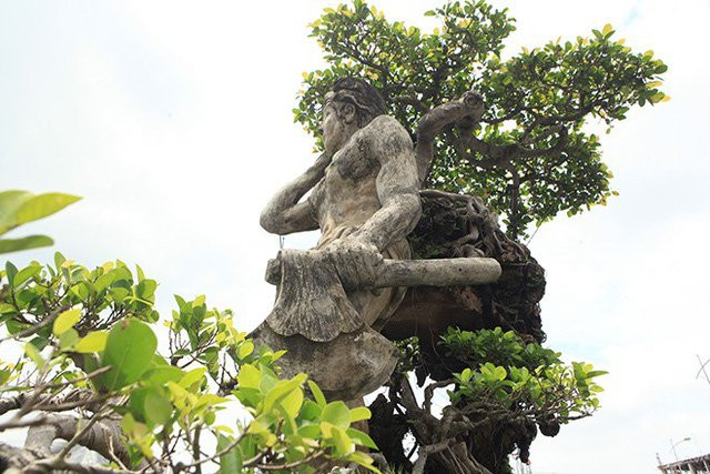 Tác phẩm sở hữu những đường chạy mềm dẻo nghệ thuật như sợi tơ hồng kết nối duyên phận từ quá khứ, hiện tại đến tương lai. Ảnh: Dân Việt.