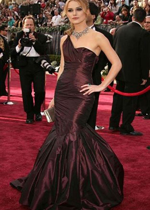 Tại lễ trao giải Oscar 2006, "bông hồng Anh" Keira Knightley đã đặt may một thiết kế từ thương hiệu Vera Wang. Bộ đầm dáng đuôi cá cổ điển, màu đỏ rượu chất liệu lụa taffeta có giá gần 8.400 USD (hơn 190 triệu đồng)./.