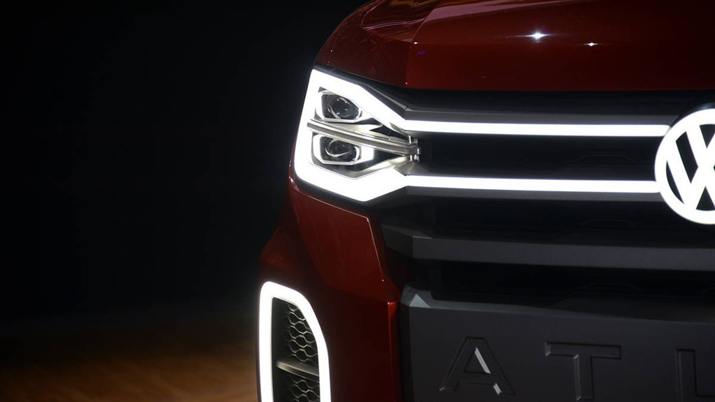 Hãng xe Đức cho biết mặc dù Tanoak được dựa trên chiếc SUV Atlas, thân xe đã được thiết kế lại hoàn toàn, đặc biệt là từ cột B. Đầu xe cá tính hơn nhờ đèn pha và đèn định vị mới, nắp capo được nâng lên, ở dưới cản trước còn có móc kéo. Lưới tản nhiệt mới có ánh sáng sinh động, với dãy đèn LED trắng chạy qua hai thanh ngang.