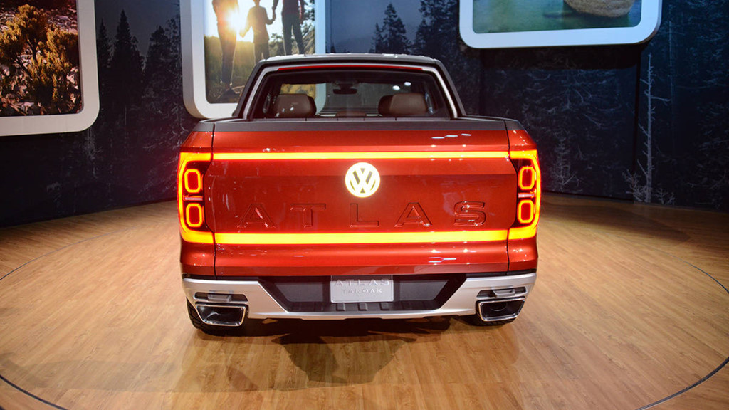 Khoảng sáng gầm của Atlas Tanoak là 249 mm nhằm đảm bảo hiệu suất off-road tốt hơn trong khi bánh xe 20 inch được bọc trong lốp 275/55. Thùng chở hàng dài 1.628 mm và rộng 1.450 mm (khoảng giữa 2 bánh xe là 1.280 mm) và có thể dễ dàng chở thêm một chiếc môtô địa hình.