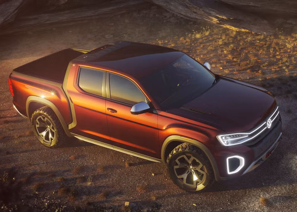 Các tay cầm trên cửa sau được tích hợp vào các cột C, trong khi chắn bùn phía sau mang một cái nhìn năng động và mạnh mẽ. Đèn hậu dạng LED màu đỏ trải dài và bao quát phần đuôi, logo Atlas nằm ở giữa có thể phát sáng.