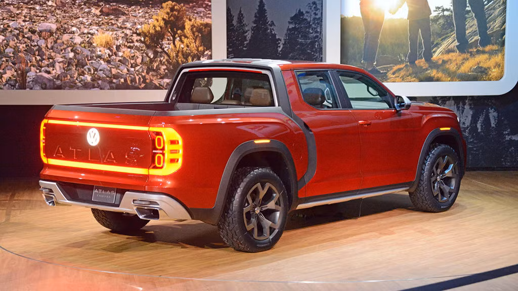 Volkswagen nói rằng concept Atlas Tanoak bán tải được đặt tên theo một loài cây có nguồn gốc từ Bờ biển Thái Bình Dương ở Mỹ và có thể cao tới 42 m. Đây là cách mà hãng xe Đức muốn thể hiện tính linh hoạt của cấu trúc MQB, chiếc Atlas tanoak cũng là mẫu xe lớn nhất sử dụng khung gầm này.