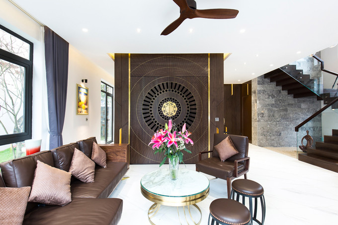 Trung tâm tầng 1 là phòng thờ trang trọng được bố trí khéo léo bên trong khối tủ.