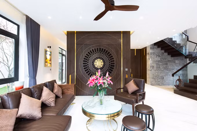 Trung tâm tầng 1 là phòng thờ trang trọng được bố trí khéo léo bên trong khối tủ.