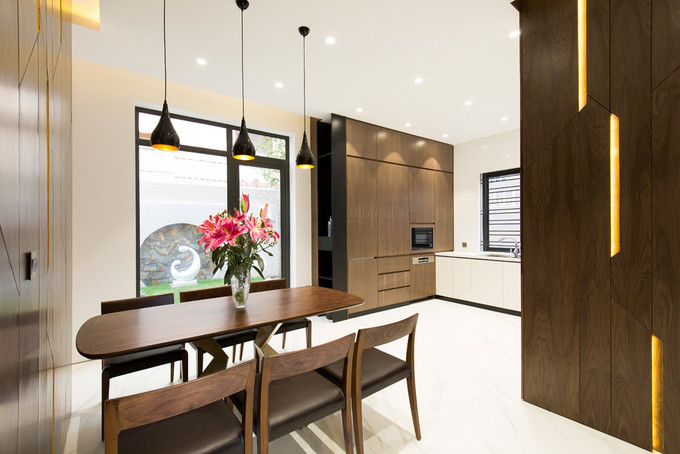 Nội thất màu trầm kết hợp màu sáng của tường và trần nhà giúp không gian hài hòa, dịu mắt.