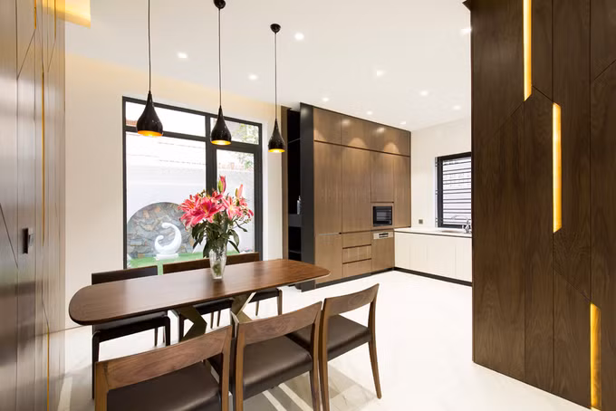 Nội thất màu trầm kết hợp màu sáng của tường và trần nhà giúp không gian hài hòa, dịu mắt.