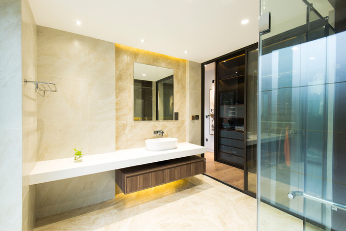 Phòng tắm bên trong biệt thự sân vườn trang bị nội thất hiện đại, sang trọng. Nguồn ảnh: Bùi Trọng Hiếu.