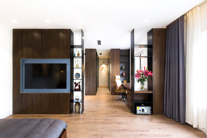 Tủ tivi kiêm tủ lưu trữ sử dụng như vách ngăn giữa phòng ngủ và phòng làm việc.