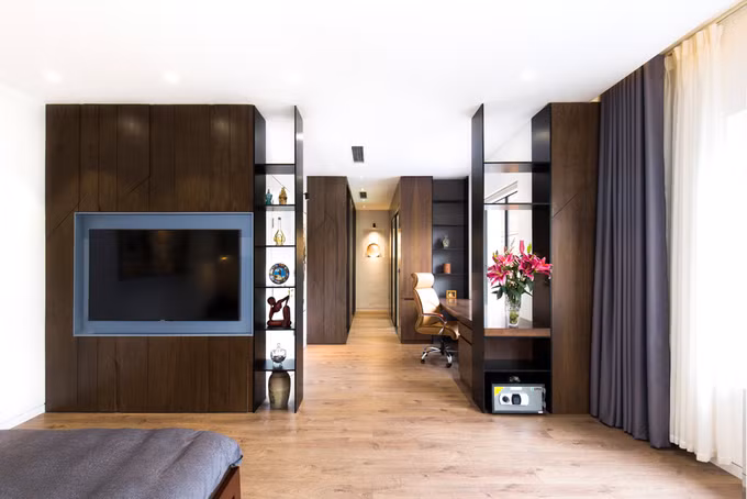 Tủ tivi kiêm tủ lưu trữ sử dụng như vách ngăn giữa phòng ngủ và phòng làm việc.