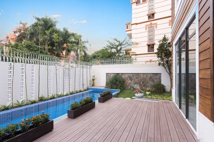 Được xây dựng trên diện tích 300m2, bên ngoài biệt thự 2 tầng là sân vườn xinh đẹp và bể bơi cho các thành viên gia đình thư giãn.