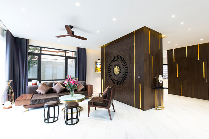 Khi thiết kế, nhóm kiến trúc sư của Azoom bố trí khu vực công cộng ở tầng 1. Phòng khách, phòng thờ, bếp-ăn và 1 phòng ngủ dành cho người lớn tuổi.