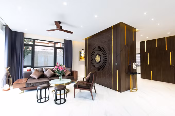 Khi thiết kế, nhóm kiến trúc sư của Azoom bố trí khu vực công cộng ở tầng 1. Phòng khách, phòng thờ, bếp-ăn và 1 phòng ngủ dành cho người lớn tuổi.