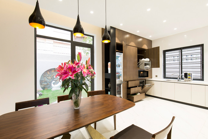 Phòng bếp, ăn sang trọng với hệ thống đèn LED âm trần, đèn trang trí.