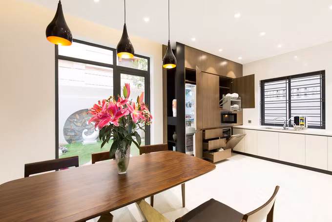 Phòng bếp, ăn sang trọng với hệ thống đèn LED âm trần, đèn trang trí.